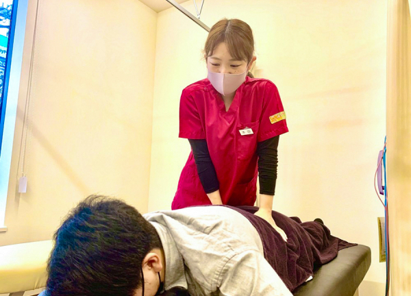 椎名町北口鍼灸接骨院(ストレッチを用いた姿勢調整を行います。)