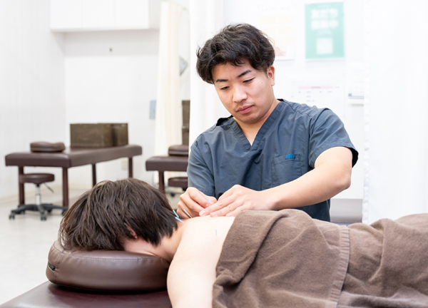 ベアーズ接骨院・鍼灸院　東松山店(緊張した筋肉を鍼で緩めて血行促進を図ります。)