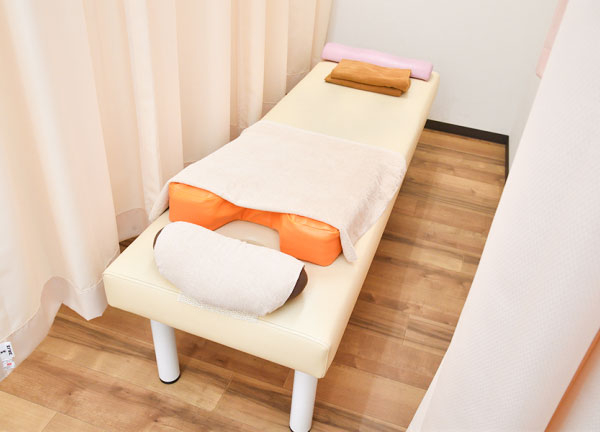 施術中はカーテンで仕切られております。