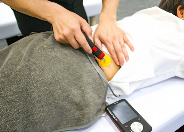 文の里駅前整骨院　阿倍野区院【鍼灸】(ハイボルテージで深部の筋肉へ電気を流します。)