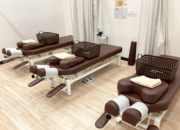 くまのみ整骨院 浦和コルソ院【鍼灸】(落ち着いた色合いのベッドでリラックスしてください♪)