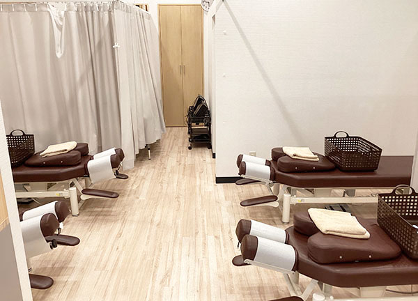 くまのみ整骨院 浦和コルソ院【鍼灸】(カーテンで仕切れるので周りを気にせず施術★)