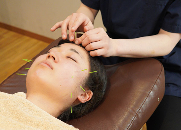 くまのみ整骨院 浦和コルソ院【鍼灸】(お顔のたるみやシワでお困りの方はまずはご相談ください。)