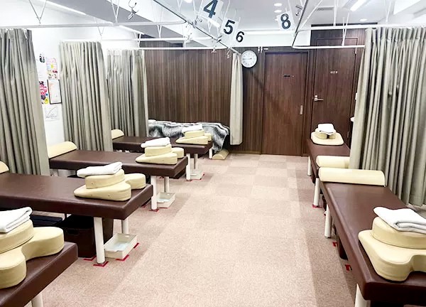 阿佐ヶ谷名倉堂鍼灸接骨院(落ち着いた色合いの施術ベッドです。)