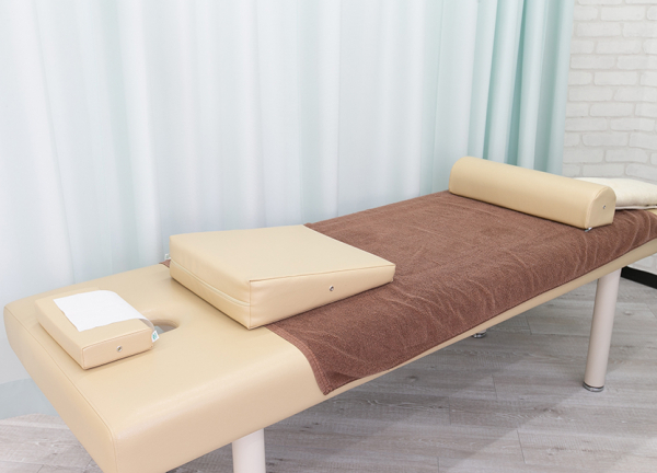 西尾すずらん鍼灸接骨院(落ち着いた色合いのベッドです。)