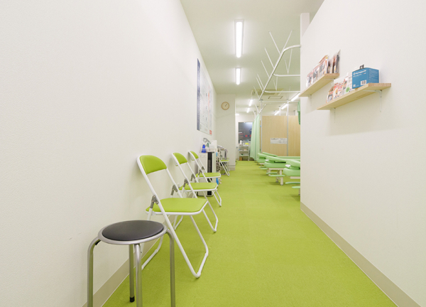 ＮＯＭＯＫＯＴＳＵ鍼灸整骨院　松原商店街院(芝生をイメージしたオーガニックな空間です)