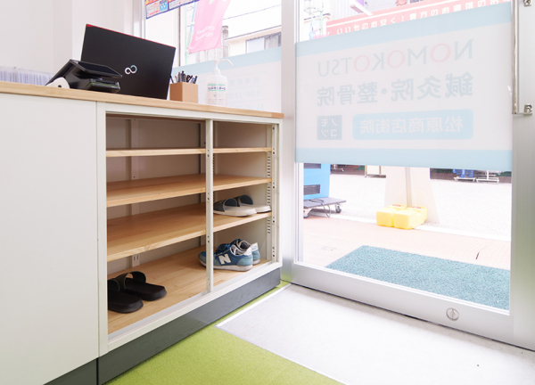 ＮＯＭＯＫＯＴＳＵ鍼灸整骨院　松原商店街院(入口です)