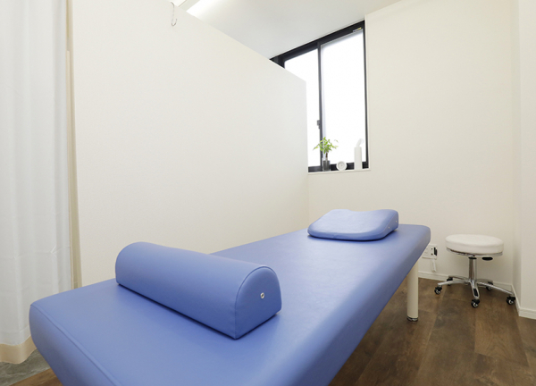 整骨院ｉｃｏｔｔｏ(太陽の光が差し込む施術室です)