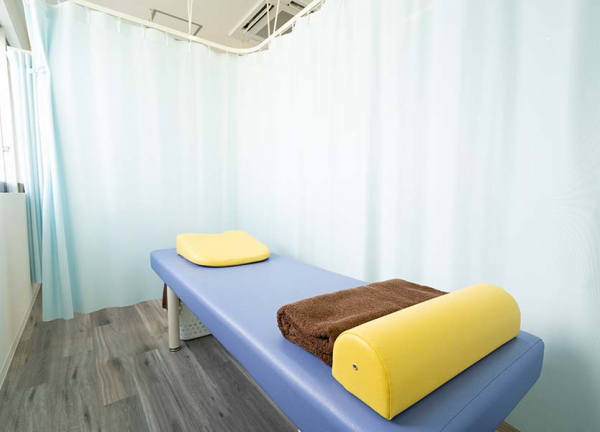 マーサ鍼灸整骨院　浜松上西町院(施術中はカーテンで仕切っております。)