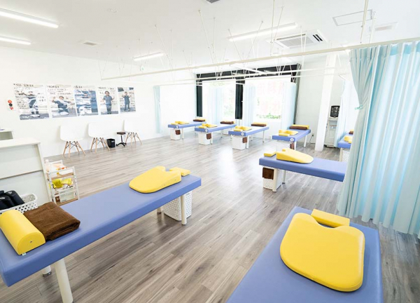 マーサ鍼灸整骨院　浜松上西町院(落ち着いた色合いのベッドです)