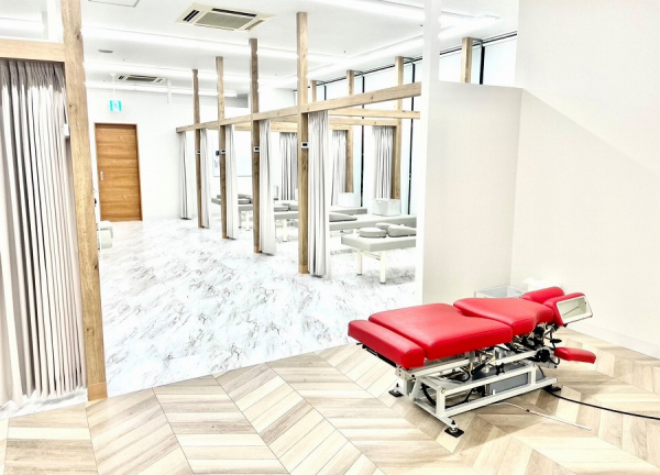 さくらメディネス整骨院　ＪＲ尼崎院【鍼灸】(施術室の全景でございます。)