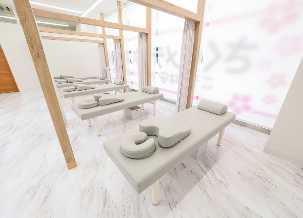 さくらメディネス整骨院　ＪＲ尼崎院【鍼灸】(白を基調に落ち着いて空間です。)