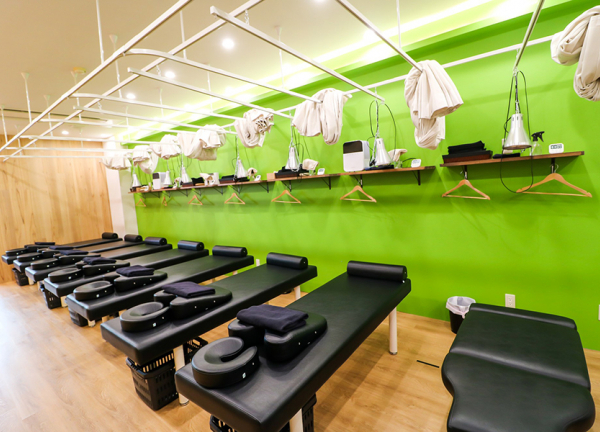 東松原駅の接骨院・はり灸院(落ち着きある色合いの施術ベッドです。)