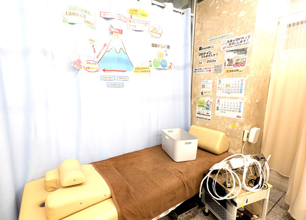 藤沢南口あおば整骨院はりきゅう院(落ち着いた色合いのベッドです)