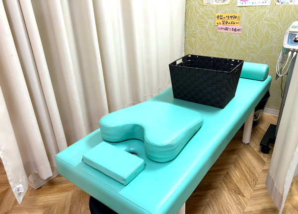 こころ整体院　本厚木院(ベッドごとにカーテンで仕切る事ができるので、プライバシーにも配慮しています。)