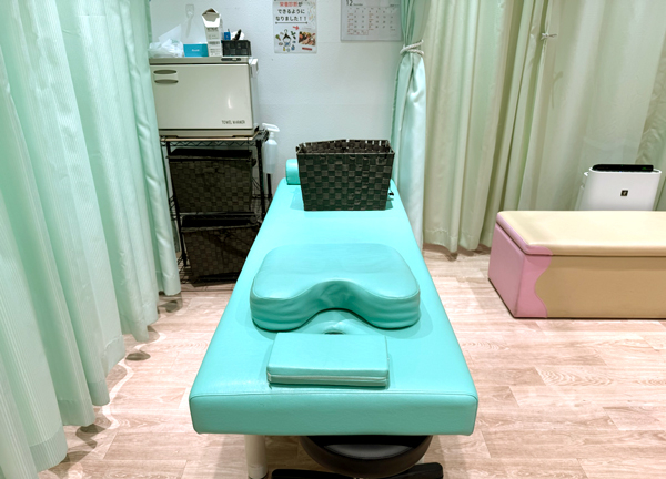 こころ整骨院　紙屋町シャレオ院(ベッドごとにカーテンで仕切りプライバシーにも配慮しています。)