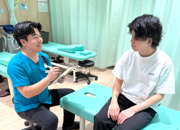 こころ整骨院　紙屋町シャレオ院(丁寧なカウンセリングでお悩みをヒアリングします。施術後は日常生活へのアドバイスをします。)