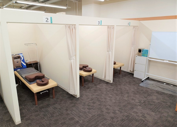 エルフィン北広整骨院【鍼灸】(ベッド間を広く取り、カーテンの仕切りもございます。)