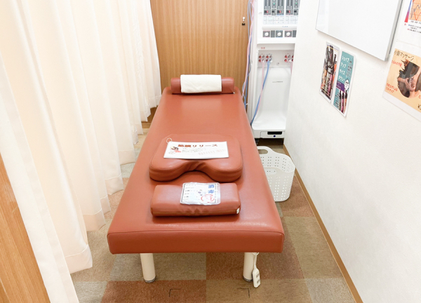 あい鍼灸整骨院　仙台幸町院(落ち着いた色合いのベッドです)