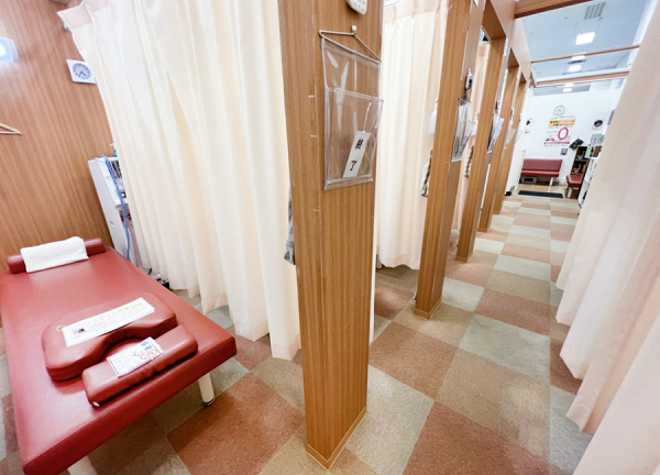 あい鍼灸整骨院　仙台幸町院(施術中はカーテンで仕切れます)