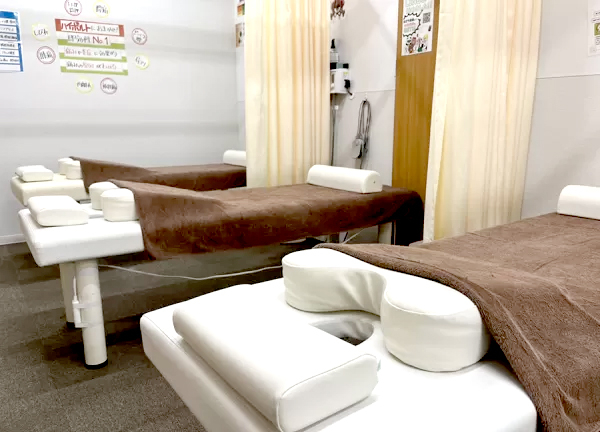 さくら鍼灸・接骨院　希望ヶ丘院(落ち着いた色合いのベッドです)