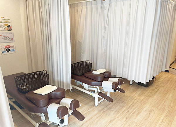 くまのみ整骨院　南越谷駅前院(ベッドは常に清潔に保たれております。カーテンで仕切れるので周りを気にせず施術★)