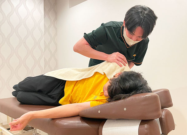 くまのみ整骨院　南越谷駅前院(デスクワークで固まった肩周りにアプローチ★)