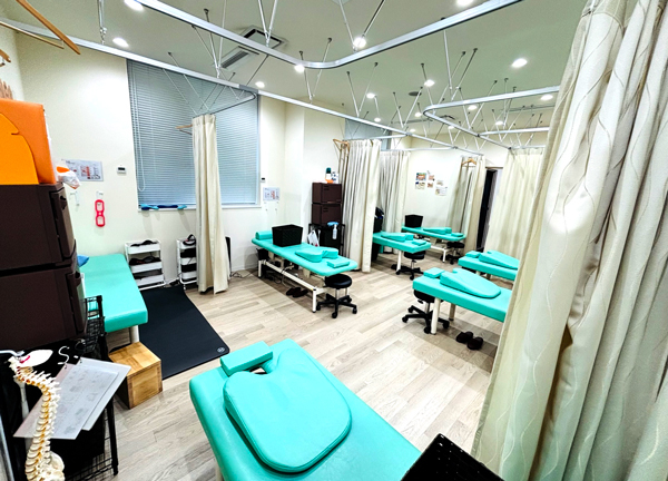 当施設の施術室です。ベッドごとにカーテンで仕切れるのでプライバシーにも配慮しています。