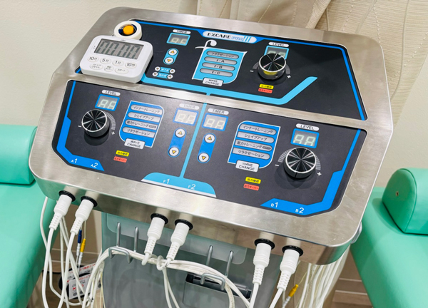 電気による刺激で硬くなったお身体をほぐします。