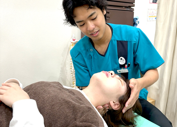 デスクワークで疲労した首周りを緩和します。