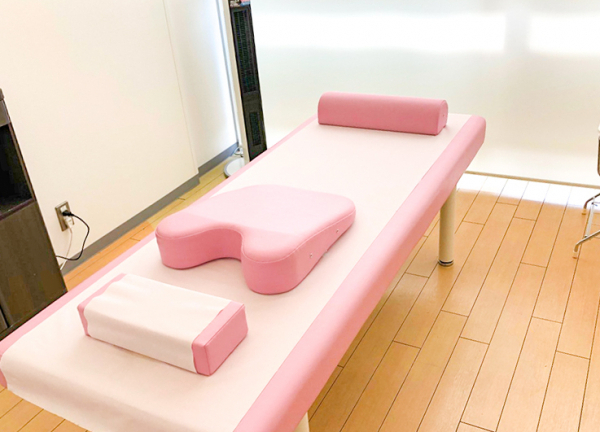 鍼灸マッサージ院わくわく　大町（ファーマライズ薬局内）(落ち着いた色合いの空間です)