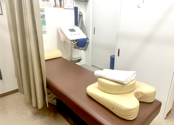 吉祥寺名倉堂接骨院・鍼灸院(落ち着いた色合いの施術ベッドです。)