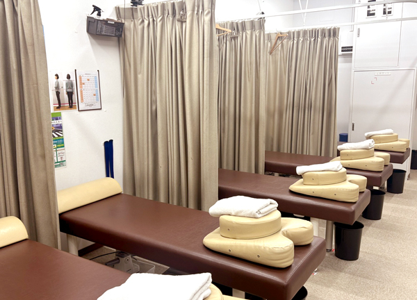 吉祥寺名倉堂接骨院・鍼灸院(施術中はカーテンで仕切っております。)