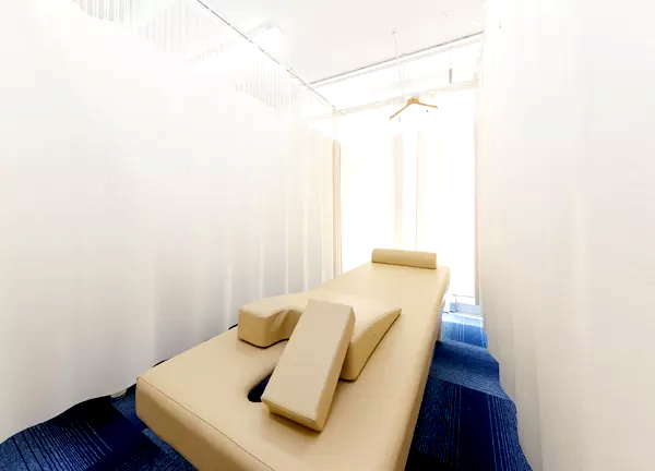 札幌円山あおば鍼灸接骨院(施術中はカーテンで仕切れます。)