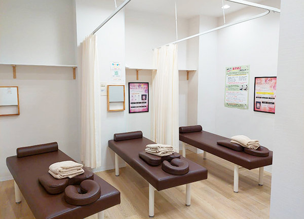 リーフ整骨院　二俣川院(広々とした施術室でございます♪)