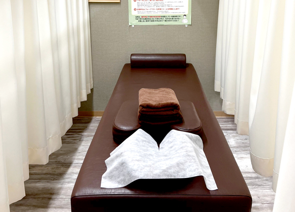 上永谷かなで整骨院(施術台ごとにカーテンで仕切り、プライバシーにも配慮した施術をおこなっています。)