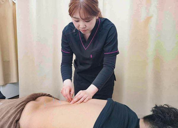 ＫＷＳ鍼灸整骨院　荻窪院(深部まで硬くなった筋肉を鍼で緩めていきます。)
