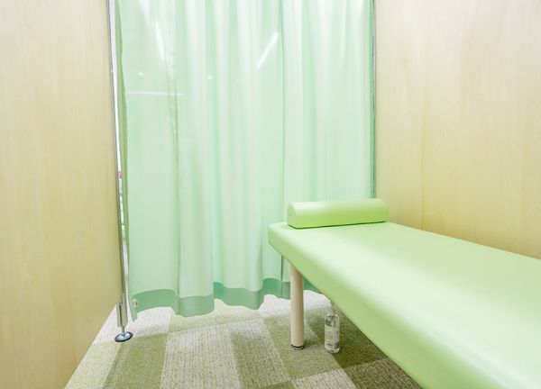 ＮＯＭＯＫＯＴＳＵ鍼灸整骨院　よこはまばし院(施術中、カーテンで仕切っています。)