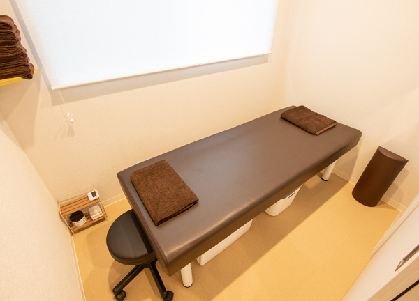 越谷イルソーレ整骨院(個室の施術室もご用意しています。)