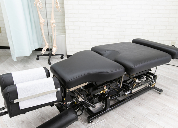 すずらん鍼灸接骨院　飯田アップルロード院(骨格調整用のベッドがございます。)