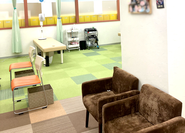 すずらん鍼灸接骨院　飯田アップルロード院(ご案内まで待合スペースにておくつろぎ下さい。)