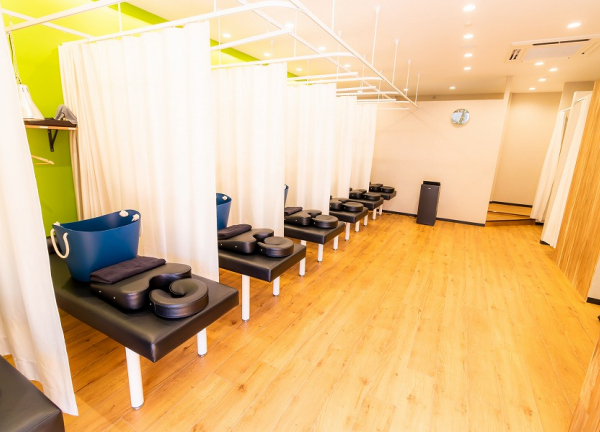 笑顔道喜多見駅の接骨院・はり灸院(広々とした施術室をご用意しております。ベッドはカーテンで仕切ることができプライバシーにも配慮。)