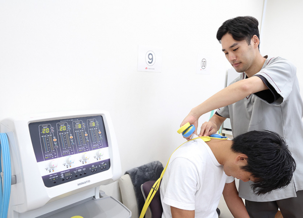 あい鍼灸院・接骨院　堺筋本町院(電気で深層にある筋肉を緩めます。)