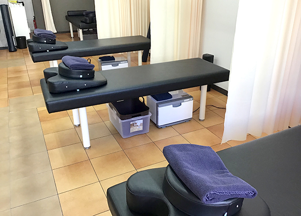 北越谷西口駅前鍼灸接骨院(施術台ごとにカーテンで仕切りプライバシーにも配慮。)