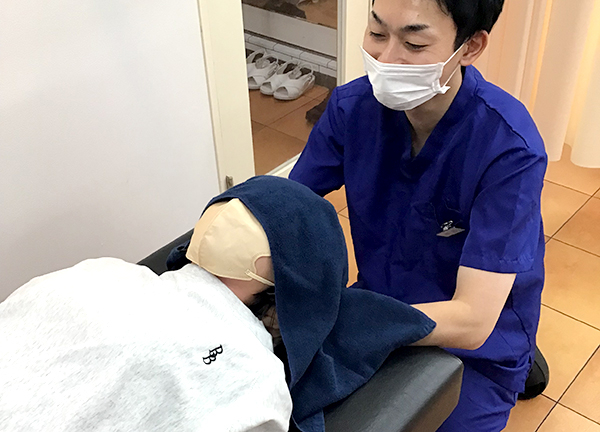 北越谷西口駅前鍼灸接骨院(首や肩の緊張した筋肉を丁寧にほぐしていきます。)