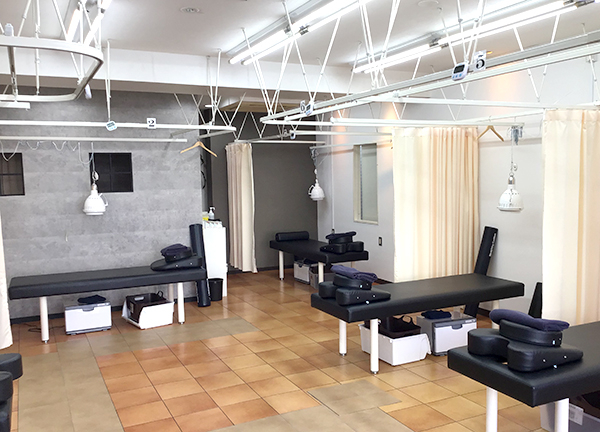 北越谷西口駅前鍼灸接骨院(広々とした施設内で施術をおこなっています。)
