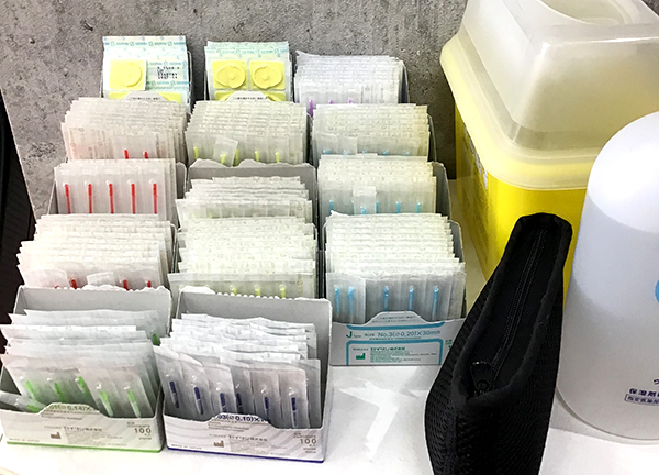 北越谷西口駅前鍼灸接骨院(施術で使用する鍼はお客様のお悩みに合わせて様々な種類のものを添えています。)