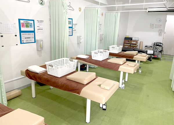 上前津すずらん接骨院【鍼灸】(当施設の施術室です。カーテンで施術台ごとに仕切りプライバシーにも配慮)