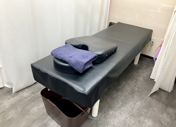 西浦和駅前鍼灸接骨院(施術台ごとにカーテンで仕切りプライバシーにも配慮。)
