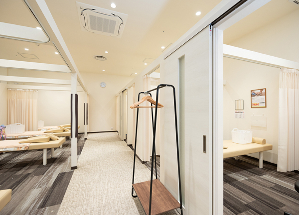 横浜駅西口あおば接骨院はりきゅう院(上着をかける場所をご用意しています。)